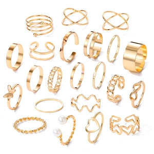 22-delige gouden ringenset met vlinder- en hartmotieven en minimalistische geometrische vormen