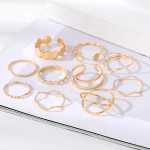 Set di 10 anelli dorati con design a onde e croce in stile bohémien minimalista