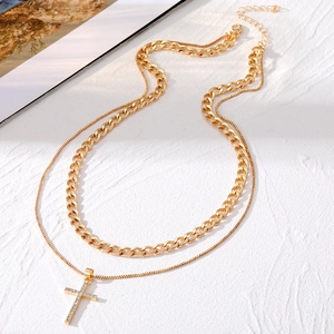 Collana a strati minimalista in oro con ciondolo a croce di cristallo e catena groumette