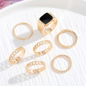 7-teiliges Set goldener minimalistischer Ringe mit schwarzer Einlage und Kettentexturen
