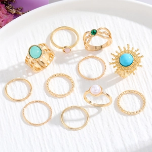 Set di 10 anelli vintage dorati con gemme color smeraldo e stili bohémien diversi