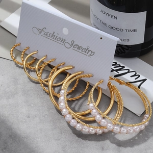6-Paar-Set goldfarbene Creolen mit Perlenakzenten auf einer Displaykarte