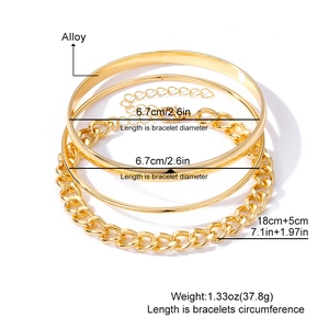 Ensemble de quatre bracelets chaînes dorées superposées avec mesures détaillées