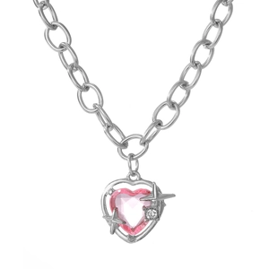 Makroaufnahme von rosa Herzanhänger mit silbernen Sternenelementen an einer groben Kette
