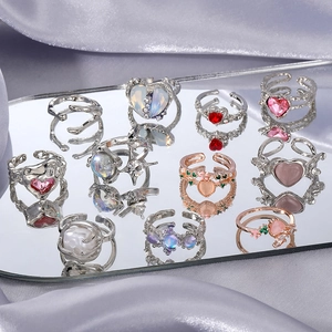 Anillos abiertos de piedra lunar en plata y oro rosa con dijes de corazón y estrella