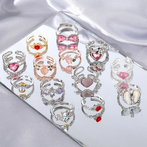 Vista de anillos ajustables de piedra de luna con motivos de corazón y lazo