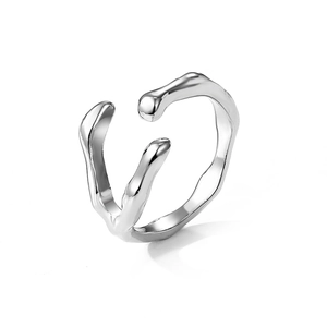 Anillo de piedra lunar plateado con diseño fluido irregular y banda abierta minimalista