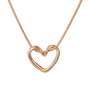 Collana minimalista in oro rosa con ciondolo a cuore e catena a serpente lucida