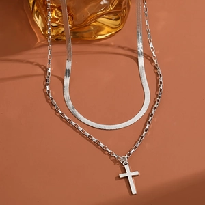 Collier double rang argenté avec pendentif croix combinant une chaîne serpent et une chaîne à maillons