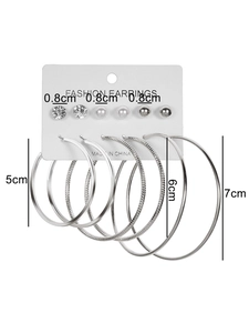 Detailansicht des 6-teiligen silbernen C-Form Ohrring-Sets mit Größenangaben in cm