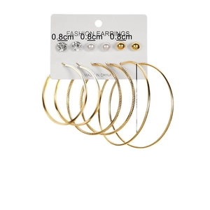 Set aus 6 Paaren goldener C-förmiger Creolen und Steckohrringen mit Perlen und Strass