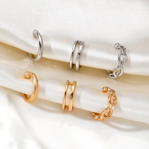 Set aus goldenen und silbernen Strass-Ohrmanschetten mit Stern- und Mondketten-Design