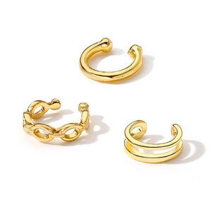 Detailansicht goldener Ohrmanschetten im Set mit Kettendesign und glatten Doppellinien