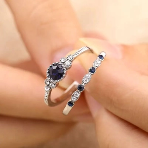 Zweiteiliges Silberring-Set mit rundem blauem Saphir-Zirkon und funkelnden Kristallen