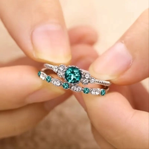 Elegantes zweiteiliges Smaragd-Zirkonia-Ring-Set mit silbernen Perlenbändern für Frauen