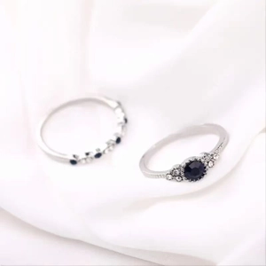Elegantes Silberring-Set mit tiefblauen Saphir-Zirkonia und funkelnden Seitendiamanten