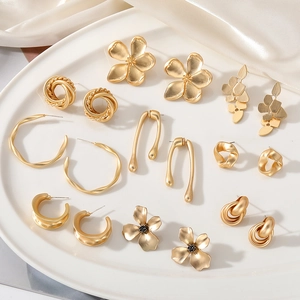 Ensemble de boucles d'oreilles vintage en or mat aux motifs floraux et torsadés