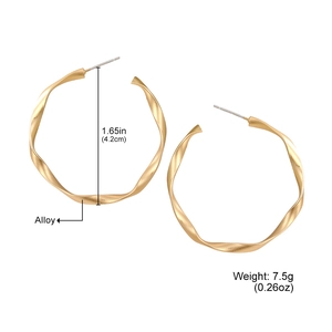 Vue détaillée des boucles d'oreilles créoles torsadées dorées mates avec dimensions