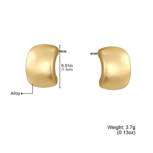 Détail des boucles d'oreilles dorées mates montrant la taille de 1,3 cm et le poids 3,7g