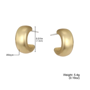Vue détaillée de boucles d'oreilles C géométriques dorées avec dimensions du produit