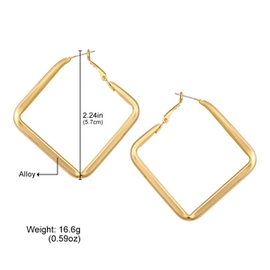 Détail de la taille des boucles d'oreilles créoles carrées dorées mesurant 5,7 cm de diagonale