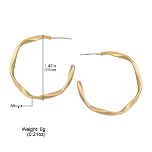 Détail des boucles d'oreilles créoles dorées de 1,42 pouce et 6g en alliage