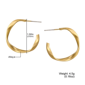 Détail macro de boucles d'oreilles créoles torsadées dorées avec dimensions et poids