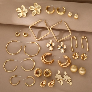 Ensemble de boucles d'oreilles vintage en or mat avec créoles et formes florales
