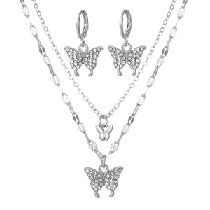 Détail d'un ensemble collier double couche papillon et boucles d'oreilles en zircon argent