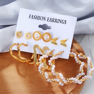 Detailansicht eines 6-teiligen goldenen Ohrring-Sets mit Perlen und Schmetterlingen