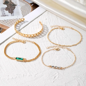 Set di 4 braccialetti dorati con pietra verde smeraldo e ciondoli geometrici a goccia