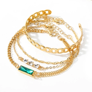 Set bracciale multistrato dorato con gemma verde smeraldo e cristalli a goccia d'acqua