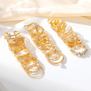 Set van 23 gouden boho-ringen met maan, kruis en parelaccenten voor dames