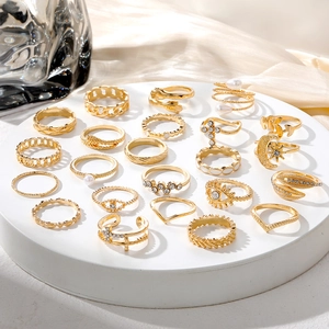 22-delige gouden ringenset met boho-motieven zoals het boze oog, maan en pareldetails