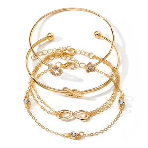 Set de 5 pulseras doradas con dijes de corazón e infinito sobre fondo blanco puro