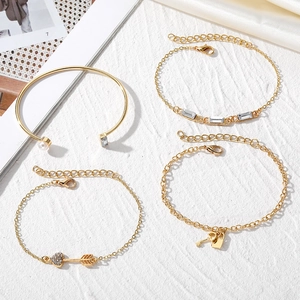 Set de pulseras doradas con perla corazón flecha cerradura y detalles de circón