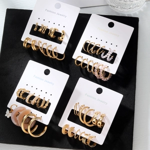 Set di 9 paia di orecchini a cerchio dorati con perle e catene a spirale