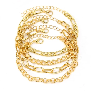 Lot de cinq bracelets géométriques dorés comprenant des mailles trombone et Figaro