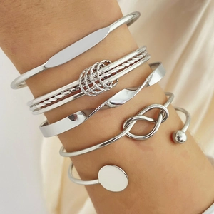 Set di sei bracciali minimalisti in argento con design a torsione e con nodi