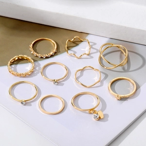 Detail von 10-teiligem goldfarbenem Ring-Set mit Herzmotiven und funkelnden Strasssteinen