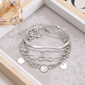 Set di bracciali a strati argentati con catena a serpente, strass e ciondoli in stile punk