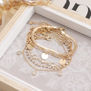 Set di bracciali dorati a più strati con catena a serpente e dettagli strass