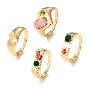 Conjunto de anillos de corazón dorados con circonitas de colores y piedras estilo vintage
