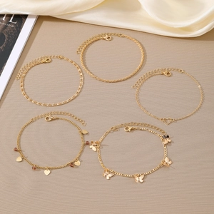 Set di 5 cavigliere dorate da donna con ciondoli a forma di cuore traforato e farfalla moda