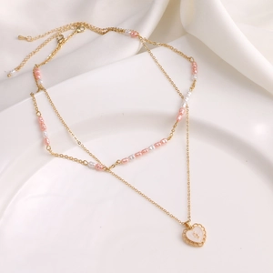 Zweilagige Goldkette mit rosa Perlen und Herz-Emaille-Anhänger mit dem Buchstaben B