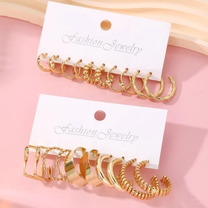 Detailansicht des 9-teiligen goldenen Ohrring-Sets mit gedrehten Creolen und Perlen