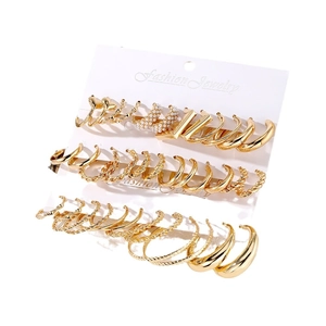 Set mit 9 Paar goldenen Creolen mit Perlen und gedrehtem Metalldesign für Damen