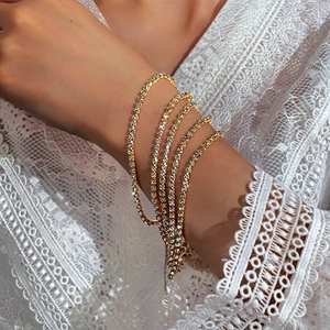 Elegante bracciale multistrato placcato oro con cinque file di scintillanti zirconi bianchi