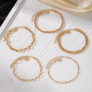 Fünfteiliges goldenes Armband-Set mit gedrehten und kubanischen Gliedern