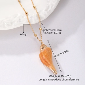 Detailweergave van de natuurlijke schelphanger met gouden legeringsketting en maten